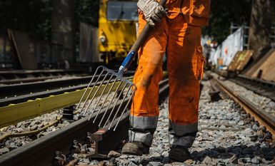 Gleisbauer arbeiten an den Verkehrswegen von morgen. Wichtige Zukunftsinvestitionen dürfen nicht auf der Strecke bleiben, warnt die Gewerkschaft IG BAU. Foto: IG BAU