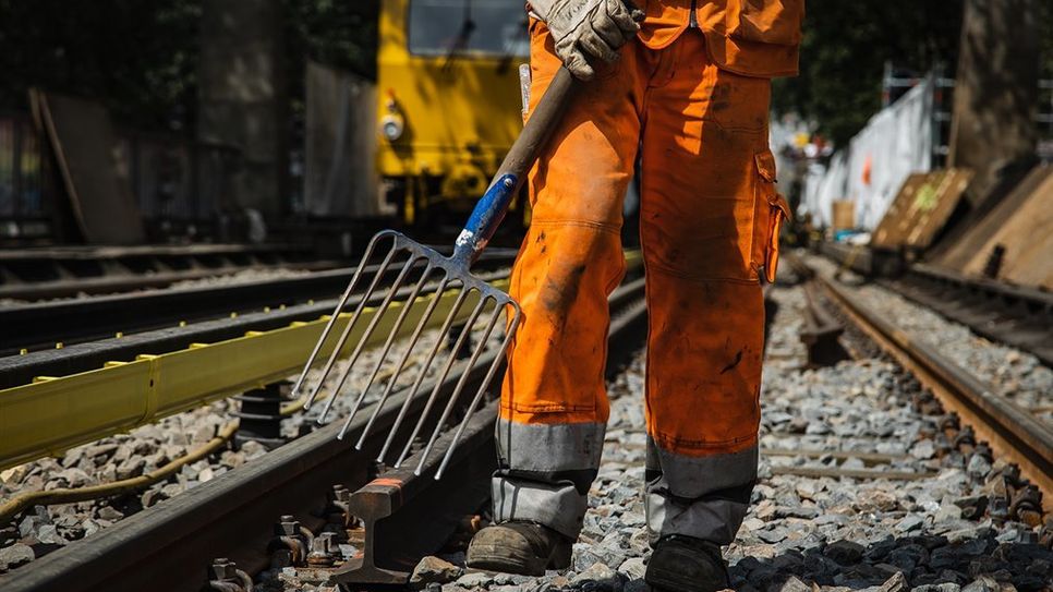 Gleisbauer arbeiten an den Verkehrswegen von morgen. Wichtige Zukunftsinvestitionen dürfen nicht auf der Strecke bleiben, warnt die Gewerkschaft IG BAU.  Foto: IG BAU