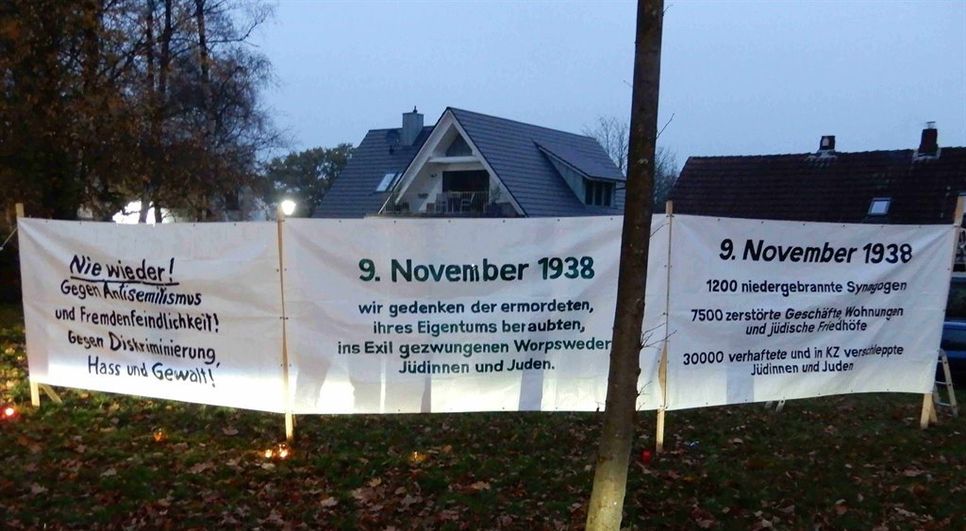 „Nie wieder!“ - Die Lehre aus der deutschen Geschichte. Diese Bannerinstallation steht in Worpswede auf dem Rosa-Abraham Platz.   Foto: H. Jenns