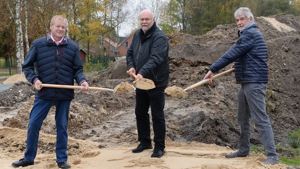 Bürgermeister Manfred Knust (von links), Architekt Meyer und der stellvertretende Kreisvorsitzende Jürgen Witt setzten den ersten Spatenstich für den Neubau des Kindergartens.  Foto: sla