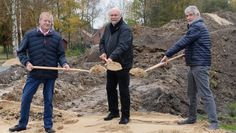 Bürgermeister Manfred Knust (von links), Architekt Meyer und der stellvertretende Kreisvorsitzende Jürgen Witt setzten den ersten Spatenstich für den Neubau des Kindergartens.  Foto: sla