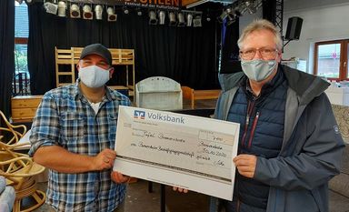 Udo Driftmann, Leiter der Tafel Bremervörde, nahm kürzlich einen Scheck über 700 Euro von Ben Moske, pädagogische Leitung der BBG, entgegen. Foto: eb