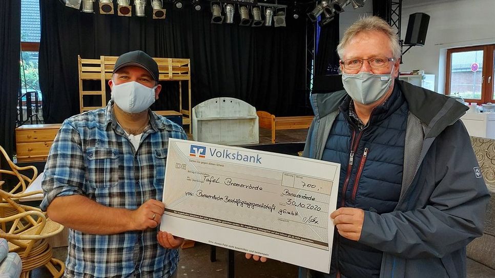 Udo Driftmann, Leiter der Tafel Bremervörde, nahm kürzlich einen Scheck über 700 Euro von Ben Moske, pädagogische Leitung der BBG, entgegen.  Foto: eb