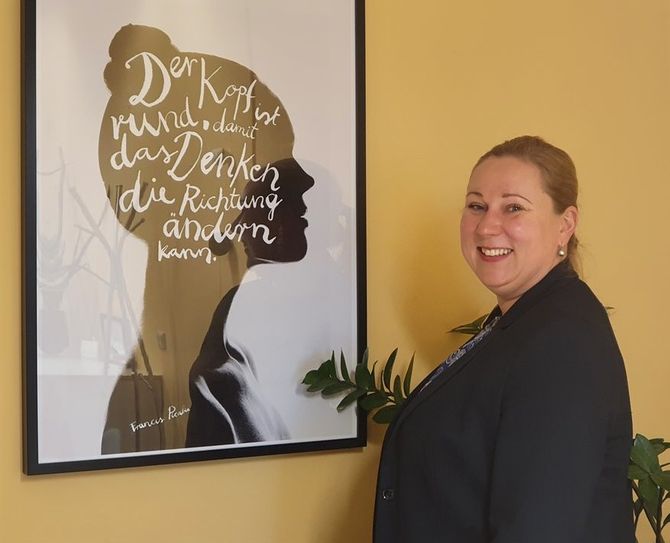 „Der Kopf ist rund, damit das Denken die Richtung ändern kann“: Ihr Motto hat sich die neue Schulleiterin der IGS auch gleich ins Büro gehängt. Foto: nek