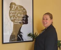 „Der Kopf ist rund, damit das Denken die Richtung ändern kann“: Ihr Motto hat sich die neue Schulleiterin der IGS auch gleich ins Büro gehängt.  Foto: nek
