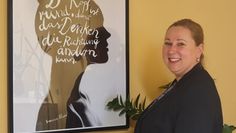 „Der Kopf ist rund, damit das Denken die Richtung ändern kann“: Ihr Motto hat sich die neue Schulleiterin der IGS auch gleich ins Büro gehängt.  Foto: nek