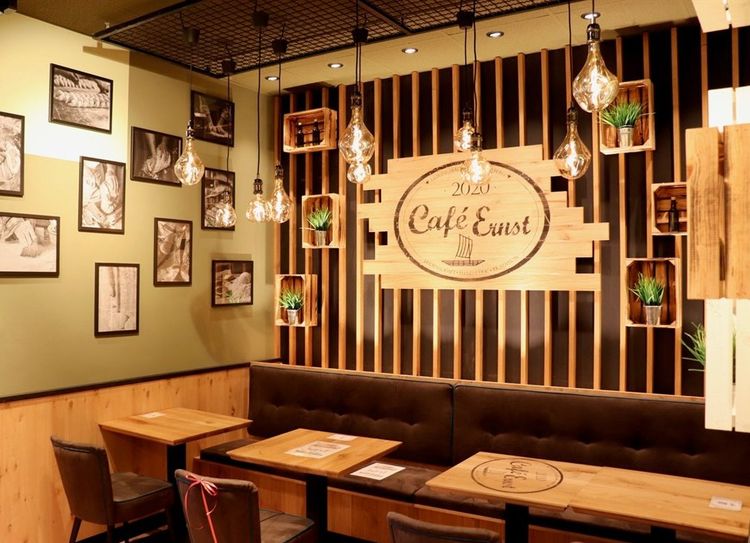 Bis zu 26 Personen finden im neuen Café Ernst in Grasberg Platz. Solange die aktuelle Corona-Verordnung gilt, gibt es diverse Leckereien zum Mitnehmen.  Foto: akl