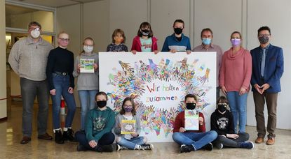 Obere Reihe v.l.n.r.: Stefan Feindt (Verein zur Förderung des Gymnasiums Bremervörde e. V., 2. Vorsitzender), Marie-Lotta Presler, Lina Gramkow, Hanna Burmester, Isabel Knaus, Fabian Bill, Werner Oerding (Verein zur Förderung des Gymnasiums Bremervörde e. V., 1. Vorsitzender), Daniela Denouh (Gymnasium Bremervörde, Fachobfrau Kunst sowie Kunst- und Französischlehrerin), Dr. Uwe Strohbach (Gymnasium Bremervörde, kommissarischer Schulleiter).  Untere Reihe: Rieke Pott, Lina Grude, Clais Behrendt, Saga-Linnea Stoffel. Foto: eb