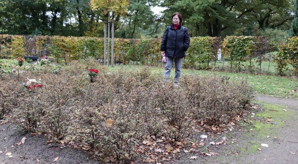 Erika Thielbar-Schröder wünscht sich, dass der Urnengarten auf dem Worpsweder Friedhof schöner gestaltet wird.  Foto: akl