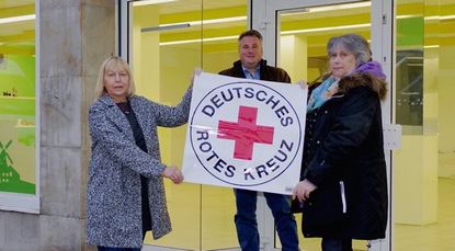 Isa Hassler-Röhrmann, Patrick Grotheer, und Dorothea Brauns, Koordinatorin der DRK-Kleiderkammer, freuen sich auf die Neueröffnung des DRK-Shops in der Kirchenstraße.  Foto: eb