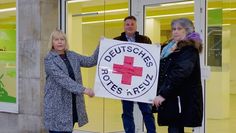Isa Hassler-Röhrmann, Patrick Grotheer, und Dorothea Brauns, Koordinatorin der DRK-Kleiderkammer, freuen sich auf die Neueröffnung des DRK-Shops in der Kirchenstraße.  Foto: eb