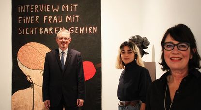 Läuft bei denen: Cihan Cakmak (in der Mitte) hat den Nachwuchspreis und Marie S. Ueltzen den Sonderpreis im Rahmen des Paula Modersohn-Becker Kunstpreises abgestaubt. Foto: pvio