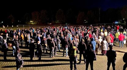 In Bremervörde kamen am Donnerstagabend ca. 300 Menschen zusammen, um den fraglichen Ausführungen des „Corona-Skeptikers“ Dr. Bodo Schiffmann zu lauschen.  Foto: rgp