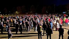 In Bremervörde kamen am Donnerstagabend ca. 300 Menschen zusammen, um den fraglichen Ausführungen des „Corona-Skeptikers“ Dr. Bodo Schiffmann zu lauschen.  Foto: rgp