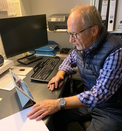 Onlineunterricht mit Opa: Der Ritterhuder Helmuth Schnitger und seine Ehefrau helfen ihren Enkelkindern in Nordrhein-Westfalen bei den Schulaufgaben.  Foto: eb