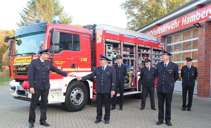 Gemeindebrandmeister Jens Bullwinkel (links) übergab den Schlüssel zunächst an den Ortsbrandmeister Ralf Peters und die zuständige Beschaffungsgruppe bei der Ortsfeuerwehr Hambergen.  Foto: eb