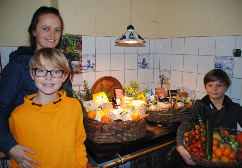 Mit ihren Söhnen Lasse (li.) und Sönke hat Reinhild Nagel tatkräftige Unterstützung auch beim Packen der Präsentkörbe für jede Gelegenheit.  Foto: uml