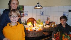 Mit ihren Söhnen Lasse (li.) und Sönke hat Reinhild Nagel tatkräftige Unterstützung auch beim Packen der Präsentkörbe für jede Gelegenheit.  Foto: uml