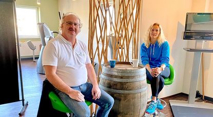 Bianca Burfeindt setzt in ihrem Gesundheitszentrum auf die von Robert Kummerer entwickelte Photokatalyse für saubere und keimfreie Raumluft. Foto: rgp