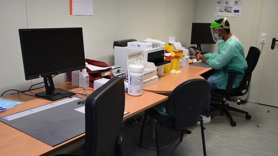 Im neu eingerichteten Containment-Cencter in Osterholz-Scharmbeck sollen symptomfreie Personen aus Bildungs- und Pflegeeinrichtungen auf das Coronavirus getestet werden.  Foto: eb