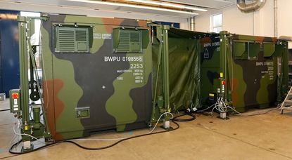 In standardisierten Containern befindet sich das neue System „Mobile Feldküche“, das von der Bundeswehr in Garlstedt einer Einsatzprüfung unterzogen wird. Foto: Logistikschule der Bundeswehr/Petra Reiter