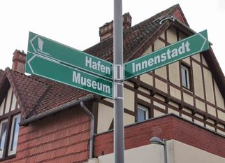 Unter anderem auf dem Bahnhofsvorplatz gibt es neue Wegweiser. Foto: eb