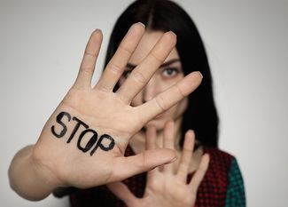 122 Frauen wurden 2018 in Deutschland von ihrem Partner getötet. Am 25. November sagen Frauen weltweit: NEIN zu Gewalt an Frauen!“ Foto: adobestock/New Africa