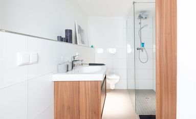 Helle Farben lassen auch kleinere Bäder großzügiger und freundlicher erscheinen. Foto: djd/bad.de