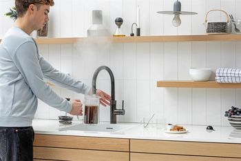 Chic und praktisch: Ein Kochendwasserhahn spart Zeit, Energie und Wasser in der Küche.
Foto: djd/Quooker