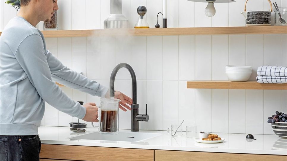 Chic und praktisch: Ein Kochendwasserhahn spart Zeit, Energie und Wasser in der Küche.
 Foto: djd/Quooker