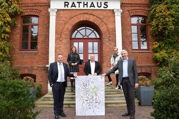 Insgesamt 750.00 heimische Sträucher, 250.000 heimische Stauden und 600 Bäume wird die Stadt in den nächsten drei Jahren zur Verfügung stellen, um sie ökologisch aufzuwerten. Foto: eb