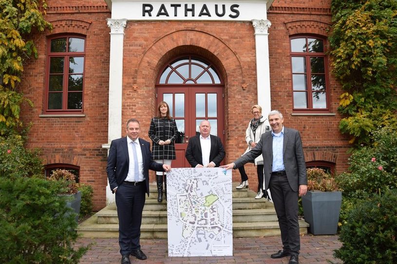 Insgesamt 750.00 heimische Sträucher, 250.000 heimische Stauden und 600 Bäume wird die Stadt in den nächsten drei Jahren zur Verfügung stellen, um sie ökologisch aufzuwerten.  Foto: eb