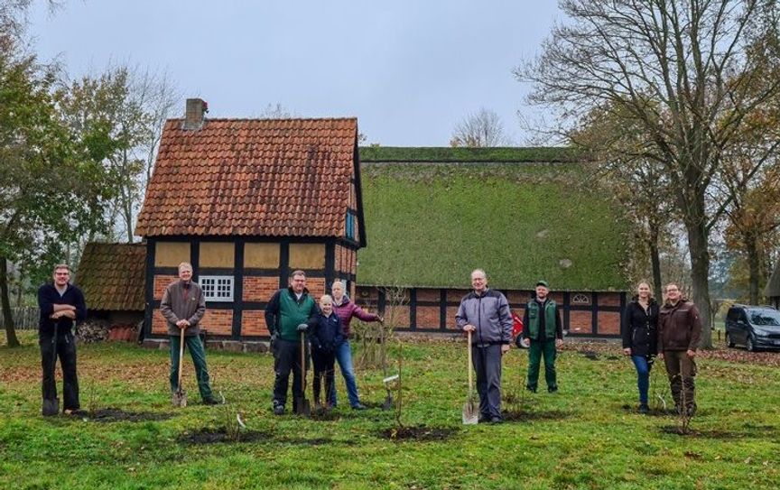 Fleißige Helfer*innen bei der Pflanzakion auf dem Lilienhof. 
 Foto: eb