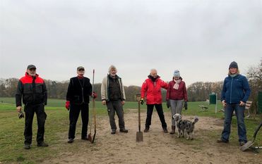 Fleißige Helfer*innen pflanzten 60 Büsche auf der Wasserkuppe des Weyerberges. Foto: Kathrin Widhalm