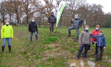 Insgesamt pflanzten die sieben Aktiven des BUND Osterholz 90 Sträucher zehn verschiedener Arten.   Foto: eb