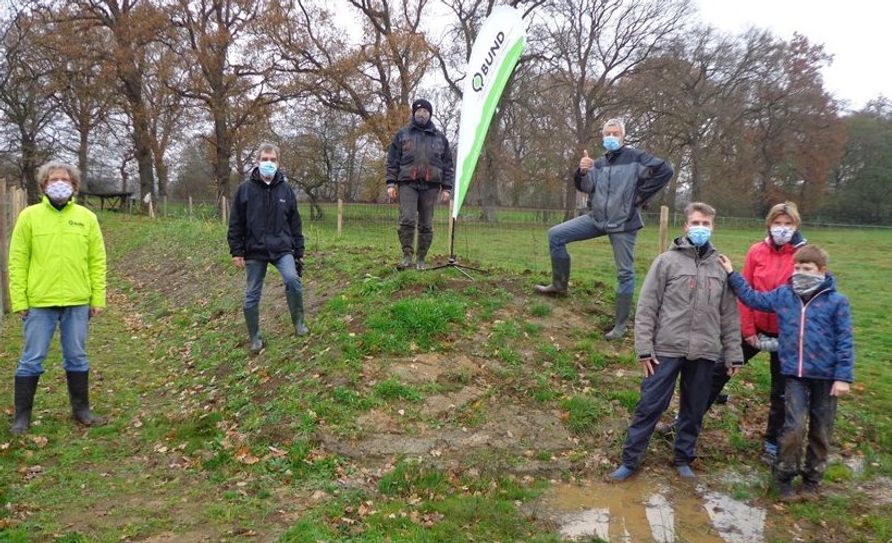 Insgesamt pflanzten die sieben Aktiven des BUND Osterholz 90 Sträucher zehn verschiedener Arten.   Foto: eb