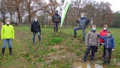 Insgesamt pflanzten die sieben Aktiven des BUND Osterholz 90 Sträucher zehn verschiedener Arten.   Foto: eb