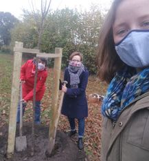 Anne Deutsch und Beate Liebe am Spaten, die Vorsitzende Kristin Lindemann an der Kamera. Foto: eb