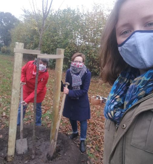 Anne Deutsch und Beate Liebe am Spaten, die Vorsitzende Kristin Lindemann an der Kamera. Foto: eb