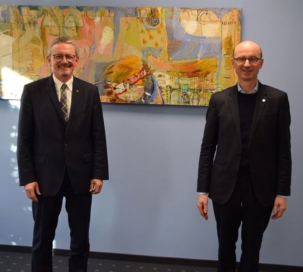 Cord-Heinrich Kröger (rechts) und Landrat Bernd Lütjen (links) blicken voller Tatendrang in die Zukunft.  Foto: eb