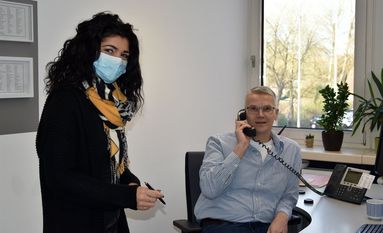 Britta Holzportz arbeitet beim Landkreis und ist zurzeit bei der Kontaktpersonennachverfolgung im Einsatz, Oliver Böttcher kommt vom Rotenburger Finanzamt und unterstützt beim Bürgertelefon. Foto: eb