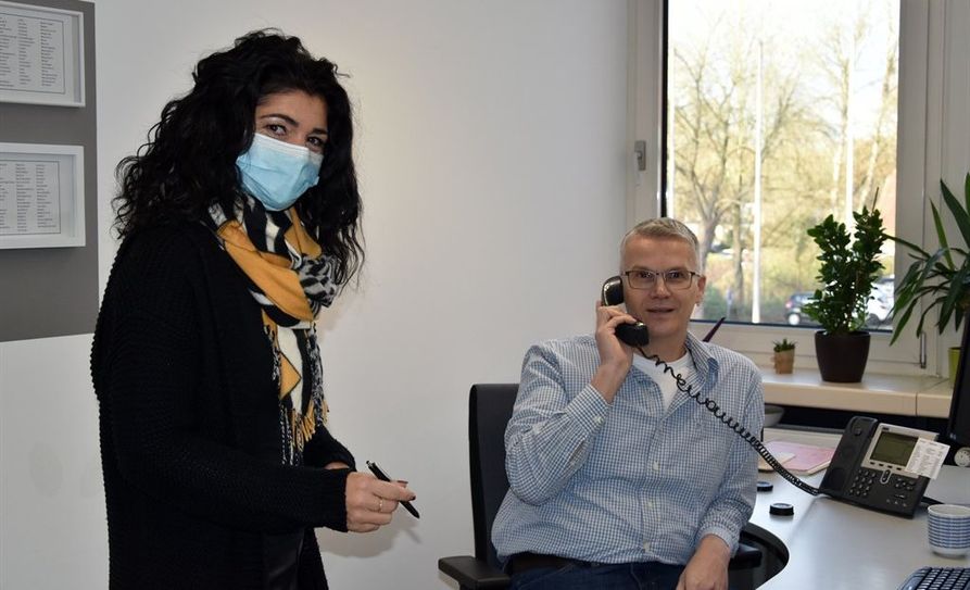 Britta Holzportz arbeitet beim Landkreis und ist zurzeit bei der Kontaktpersonennachverfolgung im Einsatz, Oliver Böttcher kommt vom Rotenburger Finanzamt und unterstützt beim Bürgertelefon. Foto: eb