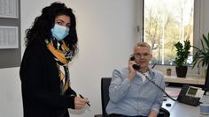 Britta Holzportz arbeitet beim Landkreis und ist zurzeit bei der Kontaktpersonennachverfolgung im Einsatz, Oliver Böttcher kommt vom Rotenburger Finanzamt und unterstützt beim Bürgertelefon. Foto: eb