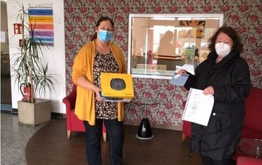 Ingrid Kluth (rechts) übergab Ulrike von Salzen vom Seniorenheim Dreyerskamp kürzlich eine Spende in Form eines CD-Players und CD.   Foto: eb