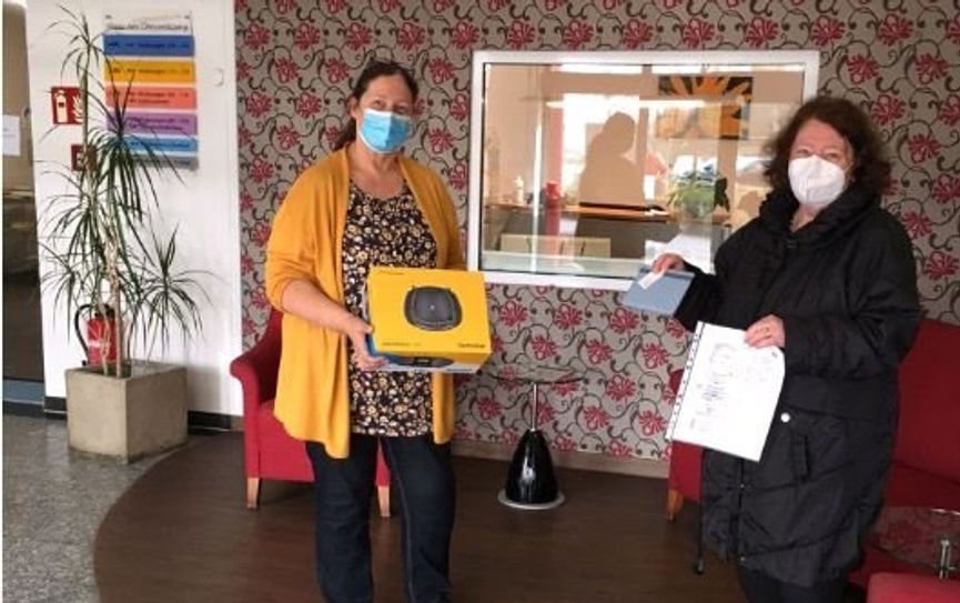Ingrid Kluth (rechts) übergab Ulrike von Salzen vom Seniorenheim Dreyerskamp kürzlich eine Spende in Form eines CD-Players und CD.   Foto: eb