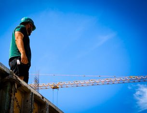 Klare Perspektive: Baubeschäftigte bekommen in den kommenden Monaten mehr Geld.  Foto: IG Bau