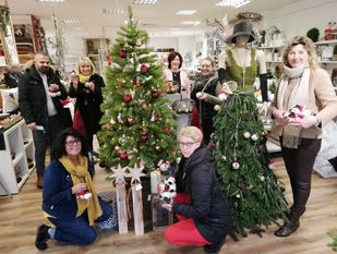Die Geschäftsinhaber*innen und Mitarbeiterinnen der teilnehmenden Geschäfte freuen sich auf ihre Kund*innen. Foto: lst
