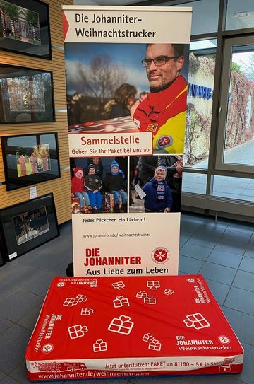 Im Kreishaus I können bis zum 14. Dezember Pakete für die Johanniter-Aktion „Weihnachtstrucker“ abgegeben werden.  Foto: eb