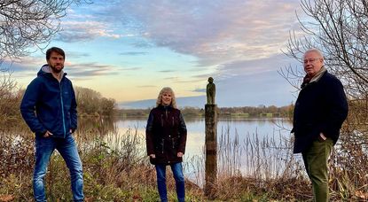 Wünschen sich Gesellschaft für den Seemann: Christian Oetjen (v. li.), Petra Fischer und Herbert Bardenhagen. Foto: rgp