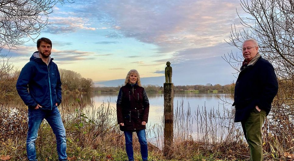 Wünschen sich Gesellschaft für den Seemann: Christian Oetjen (v. li.), Petra Fischer und Herbert Bardenhagen. Foto: rgp